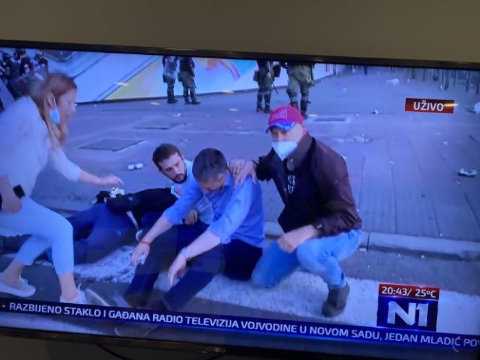 (УЖИВО) Полиција код Вука јуриша с коњицом и 15 џипова, а у Нишу ОДБИЛИ ПОСЛУШНОСТ ПСИХОПАТИ (видео) (УЖИВО) Полиција код Вука јуриша с коњицом и 15 џипова, а у Нишу ОДБИЛИ ПОСЛУШНОСТ ПСИХОПАТИ (видео)