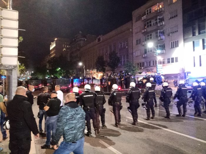 (УЖИВО) Полиција код Вука јуриша с коњицом и 15 џипова, а у Нишу ОДБИЛИ ПОСЛУШНОСТ ПСИХОПАТИ (видео) (УЖИВО) Полиција код Вука јуриша с коњицом и 15 џипова, а у Нишу ОДБИЛИ ПОСЛУШНОСТ ПСИХОПАТИ (видео)