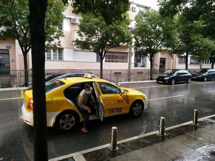 Црна Гора: Премијер Кривокапић и нови министри на посао дошли таксијем