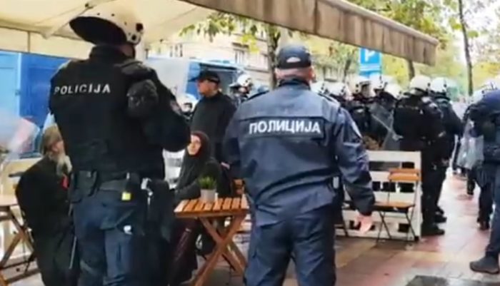 Ово ни НАЦИСТИ нису радили у Београду! Полиција масовно избацује народ из кафића у центру БГ (видео)
