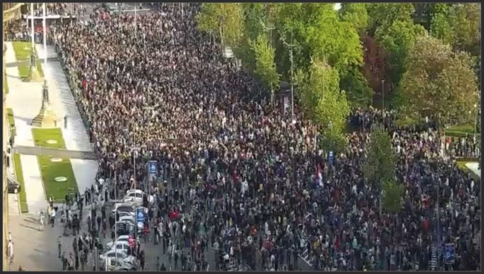 Више од 50.000 људи грми „Вучићу одлази“! У петак цела Србија стиже у БГД! (видео)