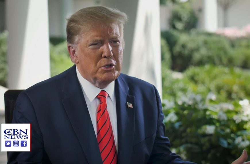 ВИДЕО Трамп исмејао Макрона: „Жена га лоше третира, још га боли вилица“