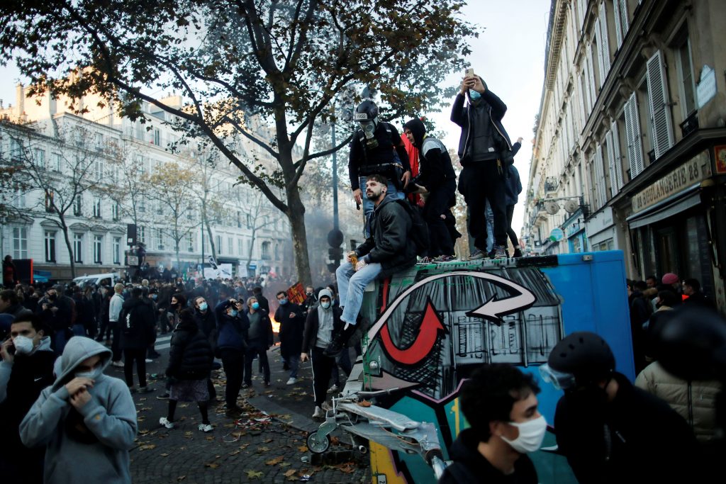 Sukobi U Parizu Demonstranti Kamenicama Na Policiju Video