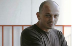 Син сам најнежнијих грубих шака и згрчена три прста!