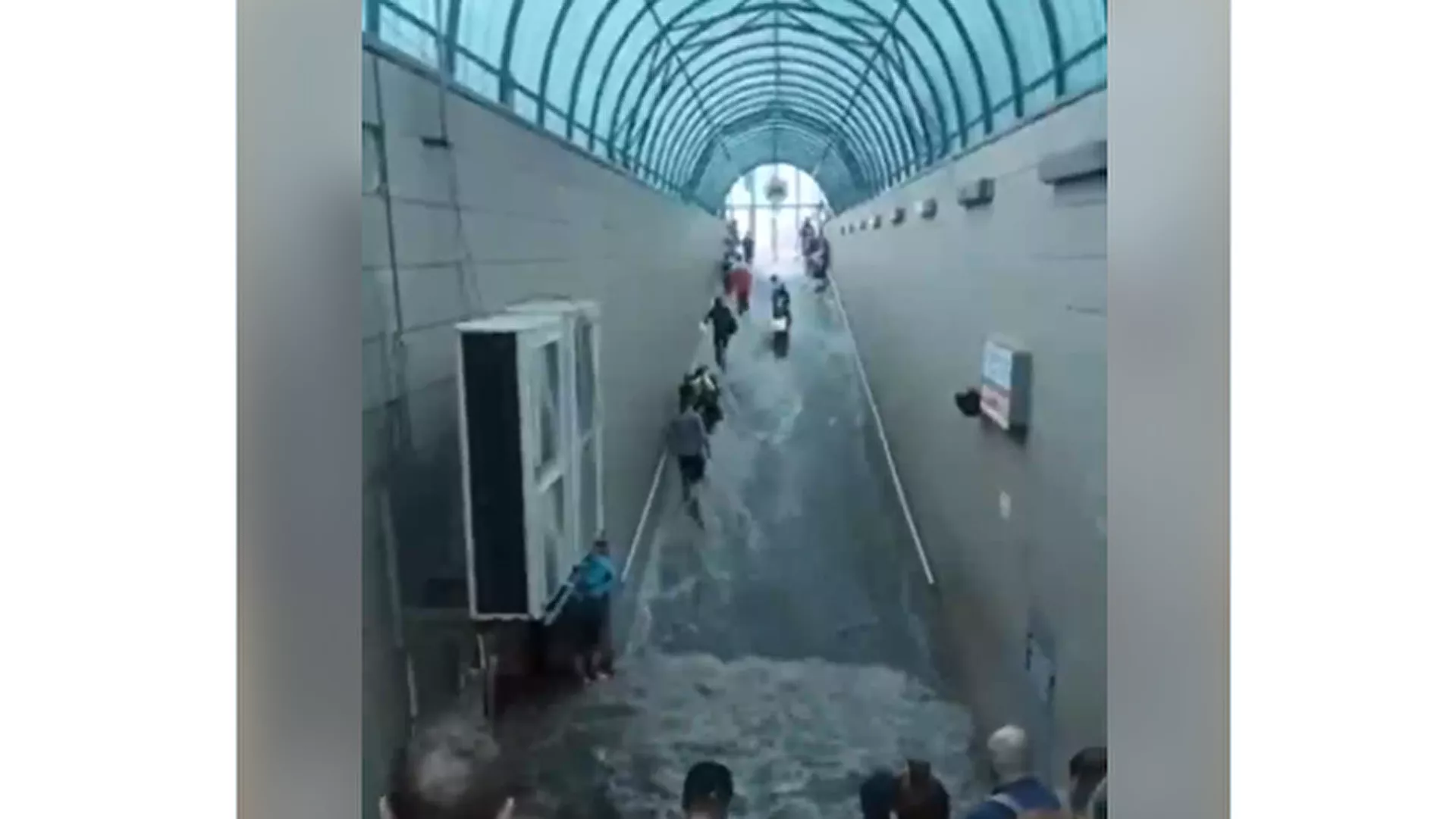 Украинцы затопили. Киев затопило. Затопление Киевского метрополитена. Киев метро затопило. Метро Киевская стеклянный мост.