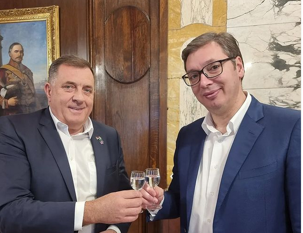 Издајници Вучић и Додик опет хоће да Трампу понуде признање КиМ за припајање Р. Српске: Спрема се дупли губитак