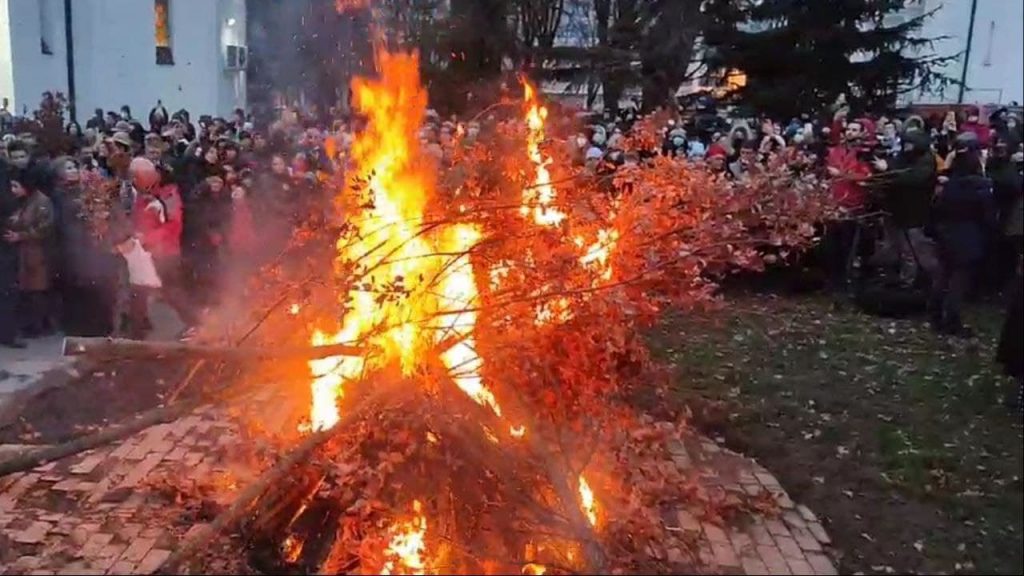 Запаљен бадњак испред Храма Светог Саве, велики број верника слави Бадње вече
