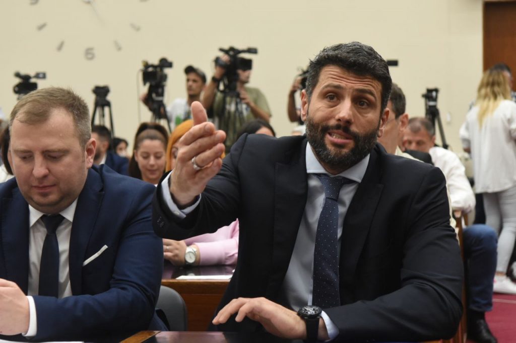 Бошковић: Шапић као пијани милионер, разбације се народним парама