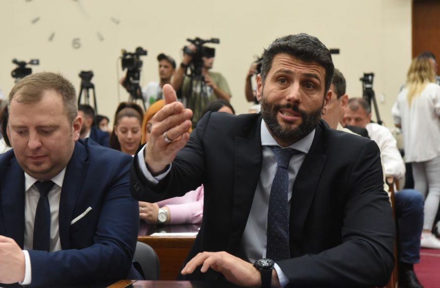 Бошковић: Шапић као пијани милионер, разбације се народним парама