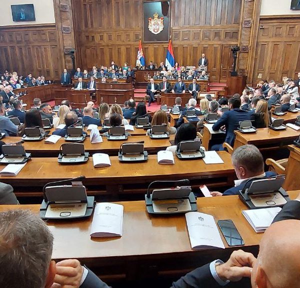 Шта је радила опозиција док је Вучић тајно усвајао закон о градњи на Делиблатској пешчари: Зобеница, ћевапи и ребаланс