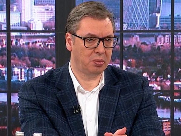 Скај преписке Баћовића: Вучић га протерао, па вратио да контролише улицу