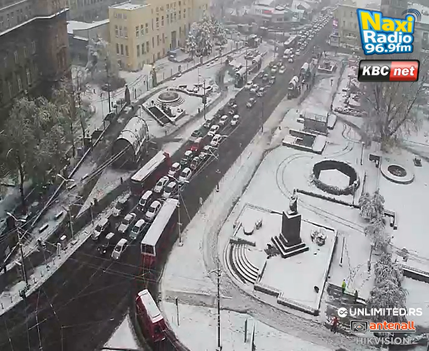 Колапс у Београду због снега: Нижу се удеси, један се завршио трагично ...