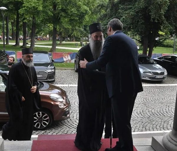 Српске игре престола: Не дајте да вас СНС Порфирије превари, Бог је уз народ, а не уз Вучића