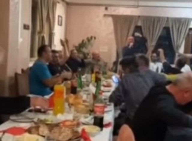 ХАОС У КАРТЕЛУ: Лидер СПС-оваца из Блаца пева у микрофон: "Вучићу пе ...