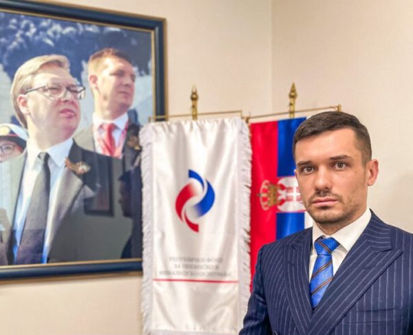 Ћаци Директор ПИО фонда прети отказима запосленима: Ко не дође на протест, решићу то лично, хоћу пуну квоту (ФОТО)