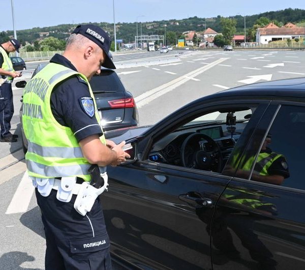 МУП издао хитно упозорење пред викенд: Важно је за све који седају за волан