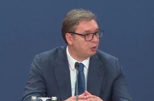 Вучићев сендвичар вршио велику нужду између православног храма и школског дворишта