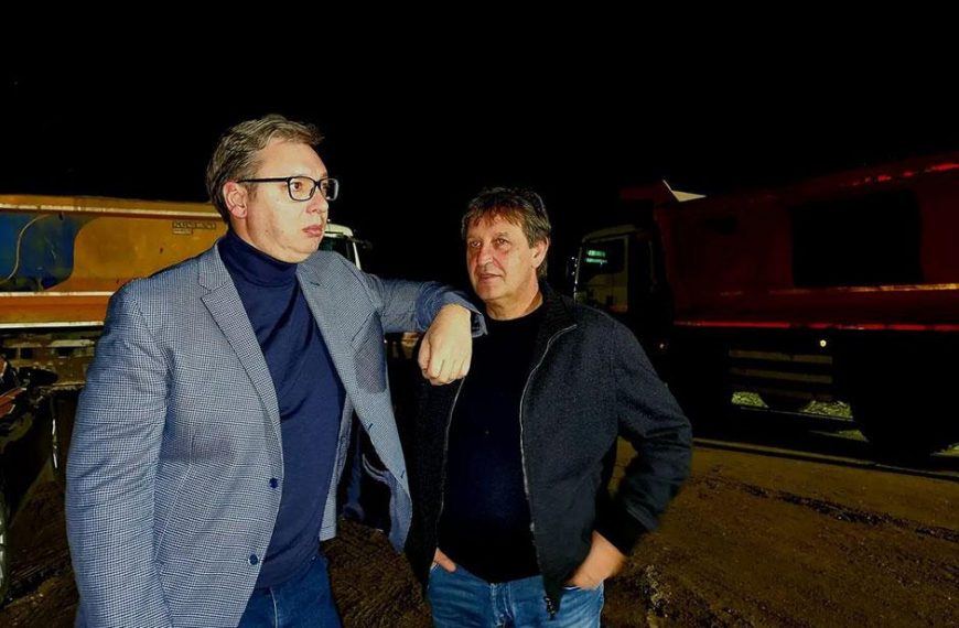Издајник Вучић и нарко дилер Гашић: Будући војници да се ошишају и изваде пирсниг