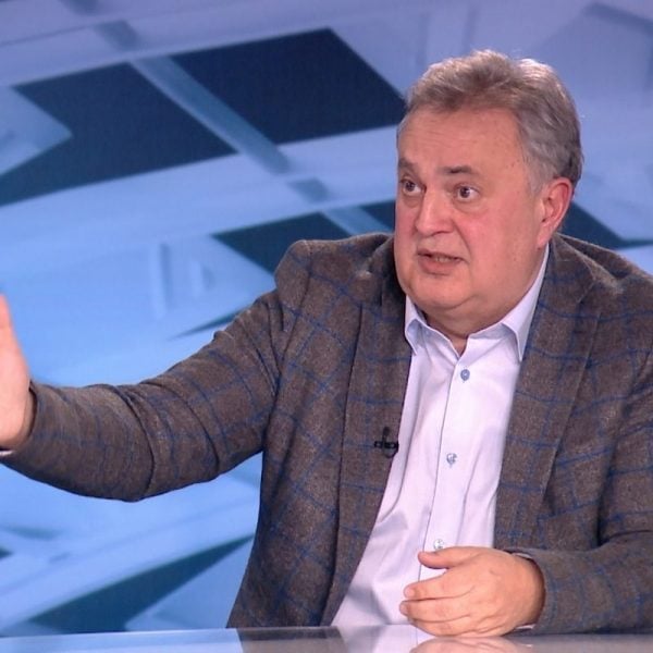 Тиват на бурету: Како функционише поремећени ум Вучића док се ЕУ званичници праве слепи