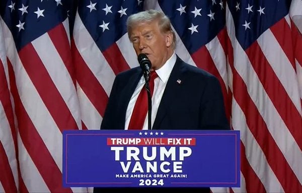 Доктор Адам Џејмс тврди: Трамп доживео мождани удар пред камерама у Белој кући
