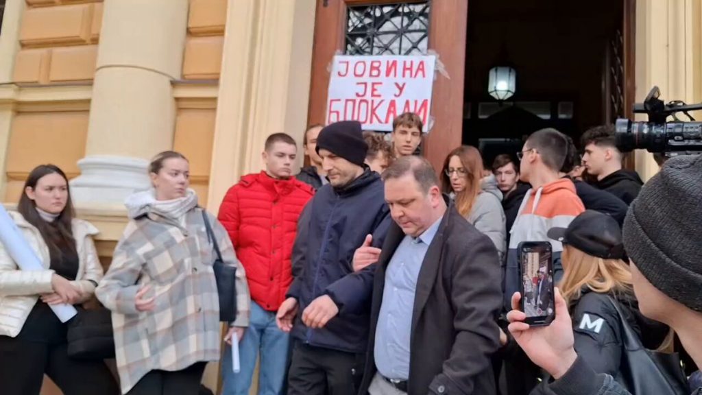 Скандал у Јовиној гимназији: директор крио документа, запослена дала оставку!
