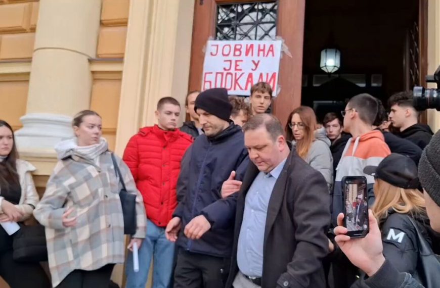 Скандал у Јовиној гимназији: директор крио документа, запослена дала оставку!