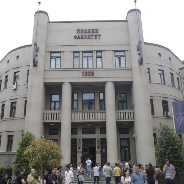 Правни факултет: У амфитеатру где је био пленум пронађена опрема за шпијунирање студената (ВИДЕО)