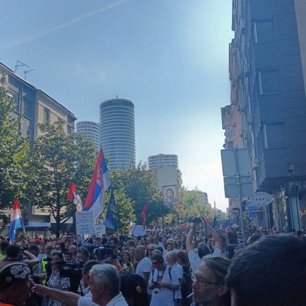 УЖИВО Почиње окупљање студената и грађана на Савском тргу: Следе говори, па комеморативна шетња (ВИДЕО)