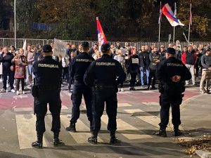 Плате у полицији: Док бију студенте, примају и до 400.000 динара!
