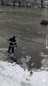 Ватрогасац не да Голфа: Ушао у набујалу Дрину и извукао возило (ВИДЕО)