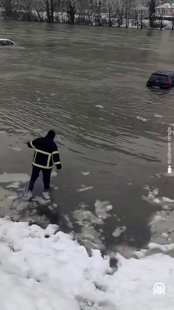 Ватрогасац не да Голфа: Ушао у набујалу Дрину и извукао возило (ВИДЕО)