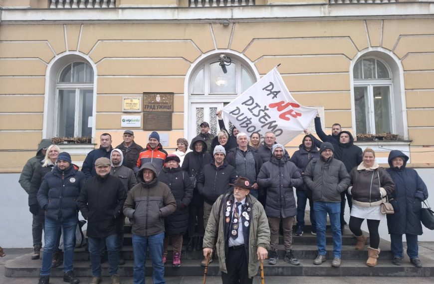 У Ужицу протест због депоније „Дубоко“, грађани блокирали улаз у Градску управу