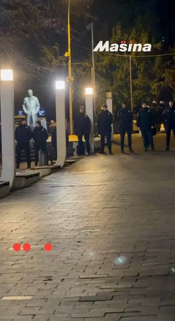 Полиција у друштву „ћација“, из Пионирског парка, погледом прати протестну колону