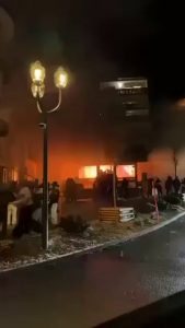 Ово је тренутак кад је избио стравичан пожар током дочека (ВИДЕО)