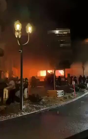 Ово је тренутак кад је избио стравичан пожар током дочека (ВИДЕО)