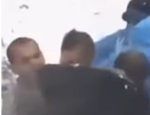 Виралан ВИДЕО:Шта раде комшије на Богојављење, Македонци и Бугари се туку за крст!