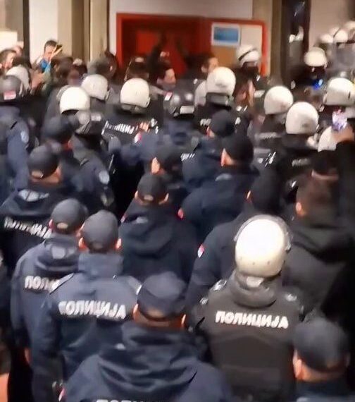Академски пленум:Циљ власти да полиција избаци професоре и студенте са факултета