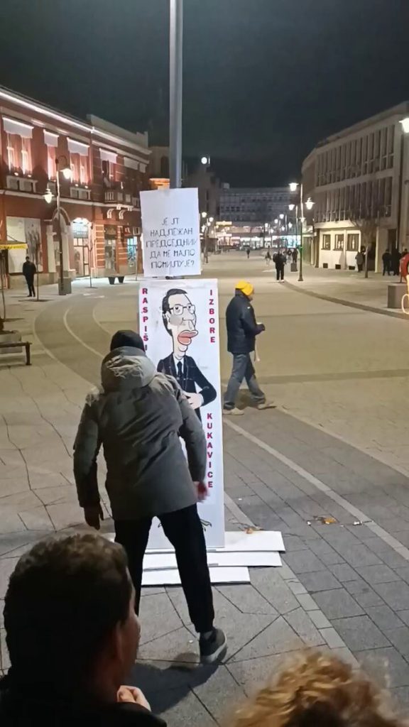 Грађани протест у Чачку завршили перформансом, грудве и јаја бацали на Вучићев лик