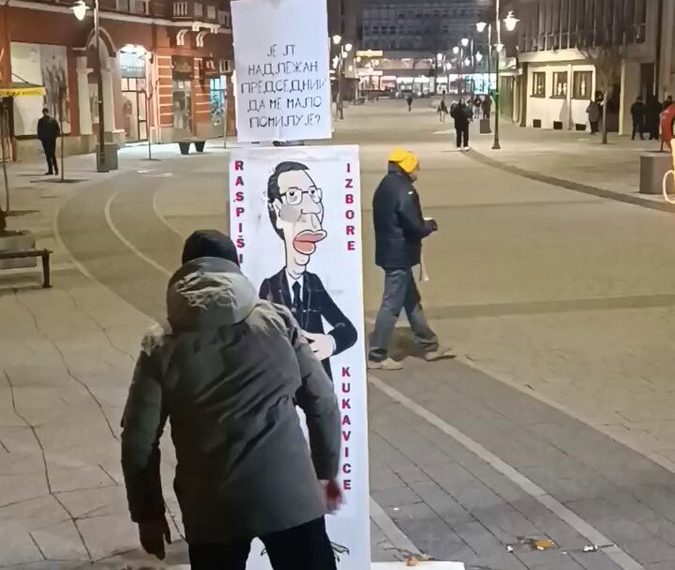 Грађани протест у Чачку завршили перформансом, грудве и јаја бацали на Вучићев лик