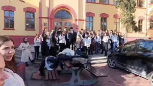 Хор ученика Карловачке гимназије напуштањем приредбе показао образ и кичму