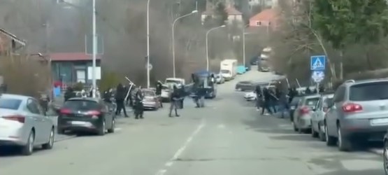 ВИДЕО Хаос у Београду: Жестока туча хулигана пред вечити дерби, коришћене мотке