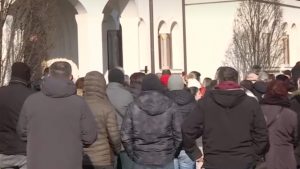 Скуп митрополиту Јустину: Велики број верника испред епископског дома у Краљеву