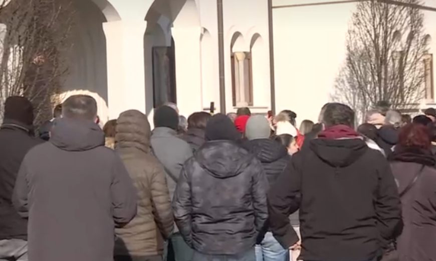 Скуп митрополиту Јустину: Велики број верника испред епископског дома у Краљеву