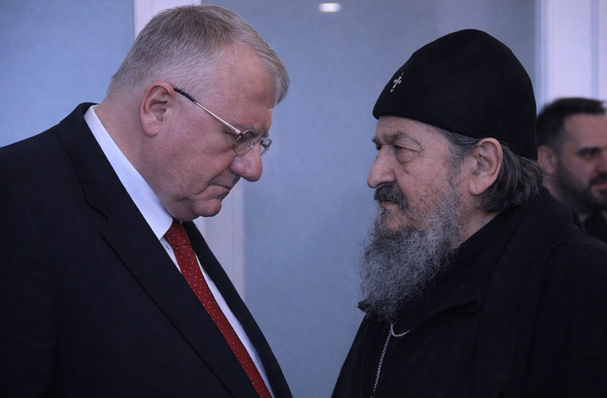+Владика Атанасије: Откачени и ишчашени Шешељ што прича, то се не приписује народу