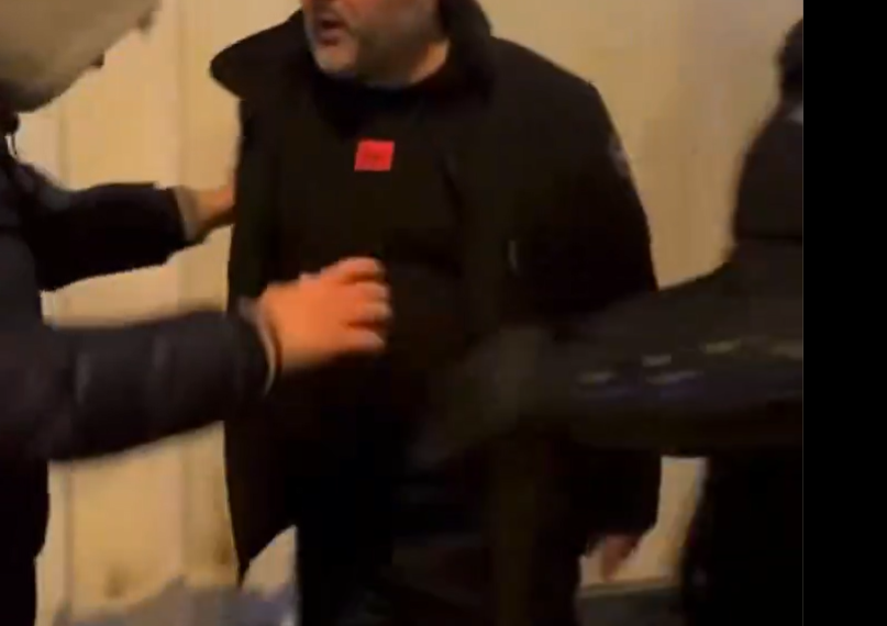 СКАНДАЛ НЕЗАПАМЋЕН: Туча испред позоришта, полиција није мрднула прстом