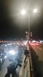 Бајкери после „вожње упозорења“ стигли на протест код цвећаре у Устаничкој