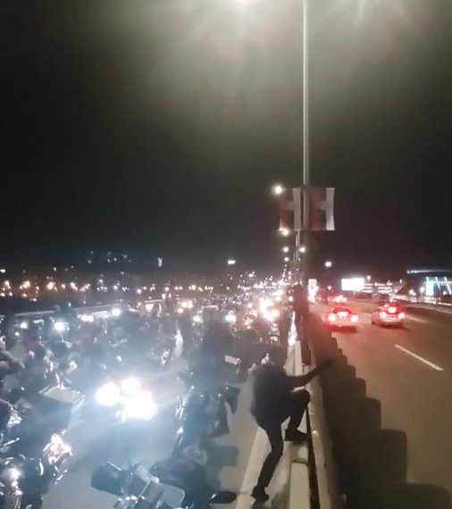 Бајкери после „вожње упозорења“ стигли на протест код цвећаре у Устаничкој