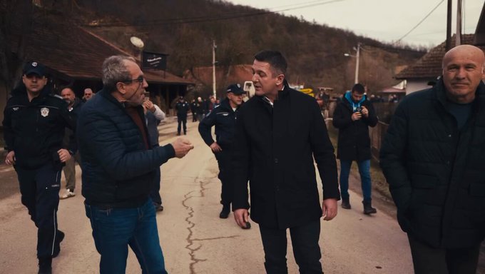 Народ у селу Врбава извређао, па отерао СНС градоначелника Горњег Милановца! ВИДЕО
