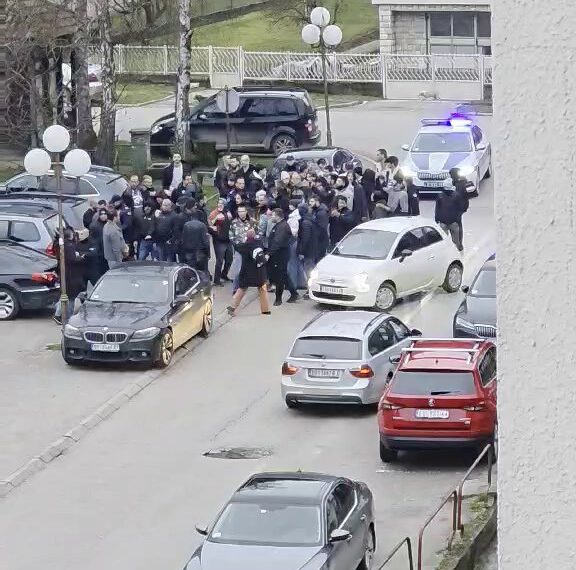 Народ у Гучи одбранио студенте: СНС батинаши отерани, полиција их спасила! (ВИДЕО)