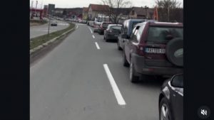 Непрегледна колона возила из Крагујевца ка Орашцу (ВИДЕО)